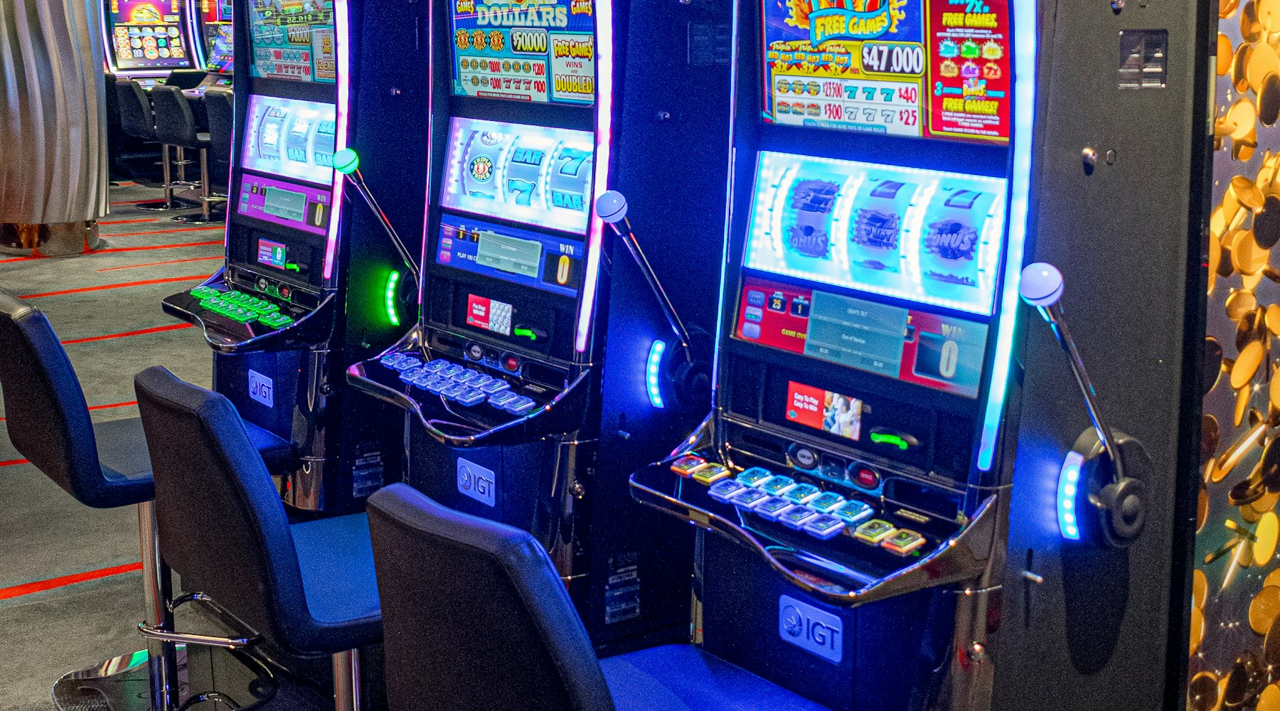 Foto nyata deretan mesin slot di lantai kasino
